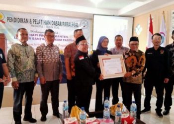 Ketua-DPRD-Kabupaten-Tangerang-Kholid-Ismal-membuka-Pelatihan-Dasar-Paralegal